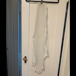 White mid length bridal wedding veil